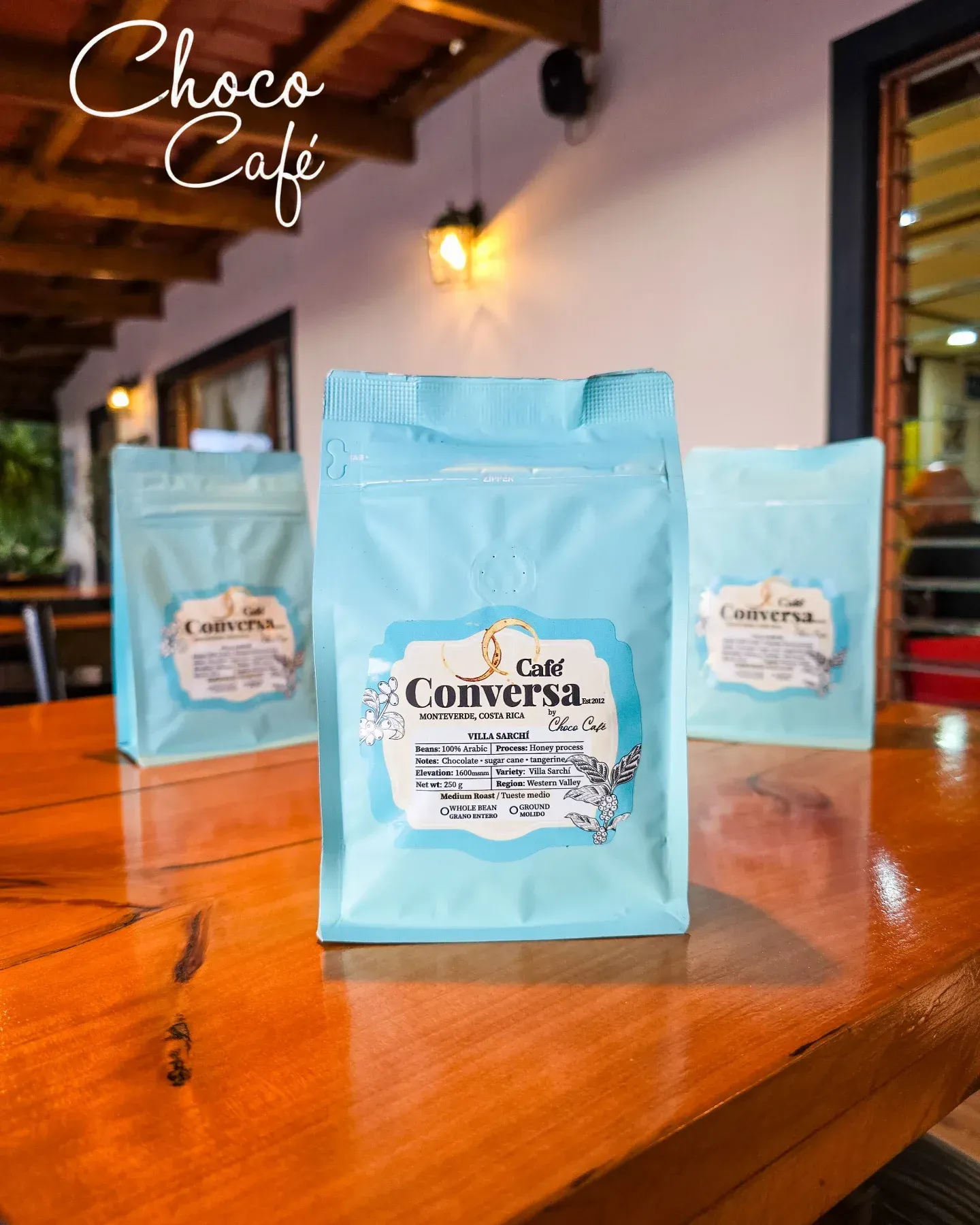 Ambiente de café y conversación en ChocoCafé